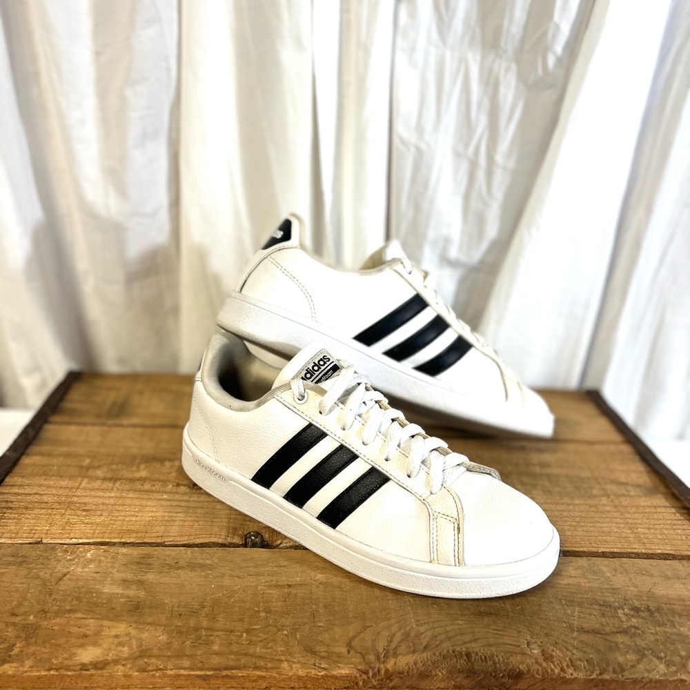 Adidas cloud foam athletic shoes size 8 white black